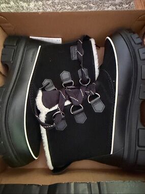 NWT Sorel Black Winter Boots with White Trim Women’s size 11